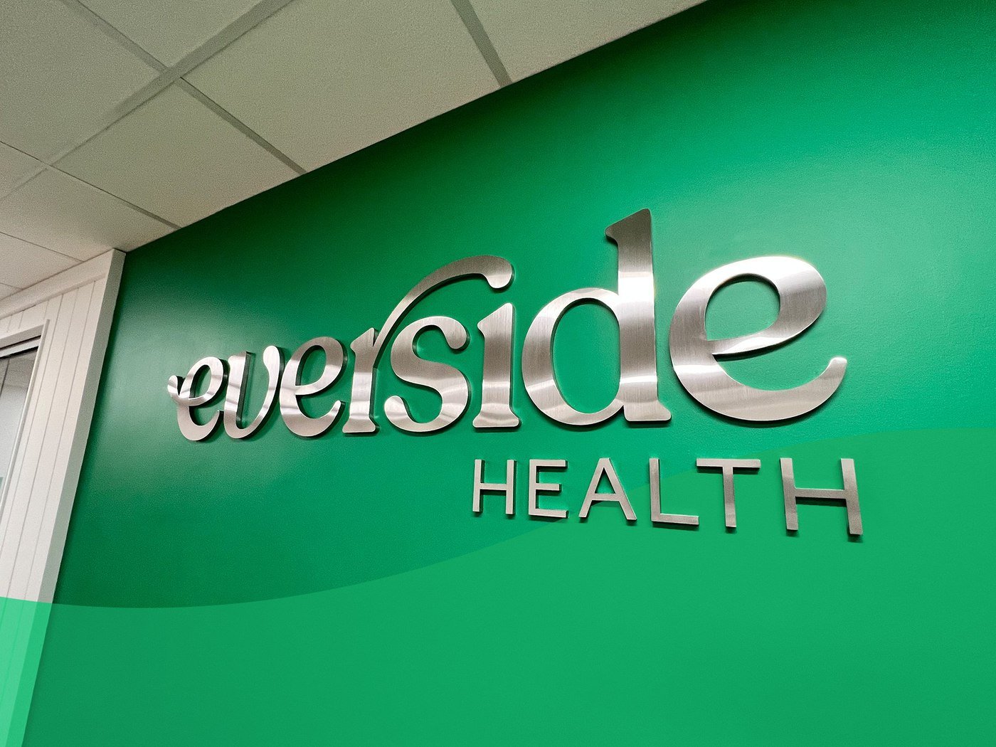 everside health logo on a green wall